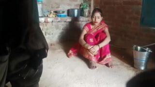 Dehati bhabhi ke doodh choos kar devar ne chut maari