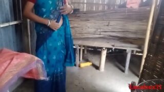 Blue saree mai bhabhi aur devar ka dehati hot fuck