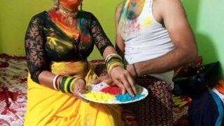 Holi par gaon ke ghar mai devar se dehati bhabhi ki chudai