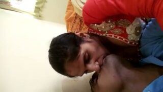 Padosan ka gair mard se mast smooch karte hue video