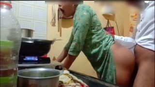 Kitchen main sexy bibi ko pati ne kutiya banakar choda